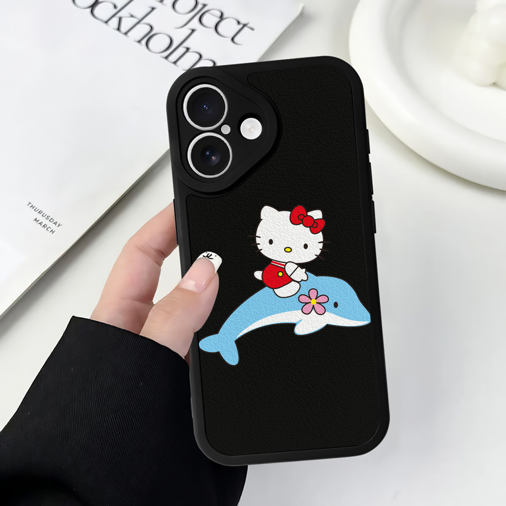 （画像用） Hello Kitty ハローキティ 【iPhone 16シリーズ対応】シリコンスマホケース（レザー調） 材質：シリコン
